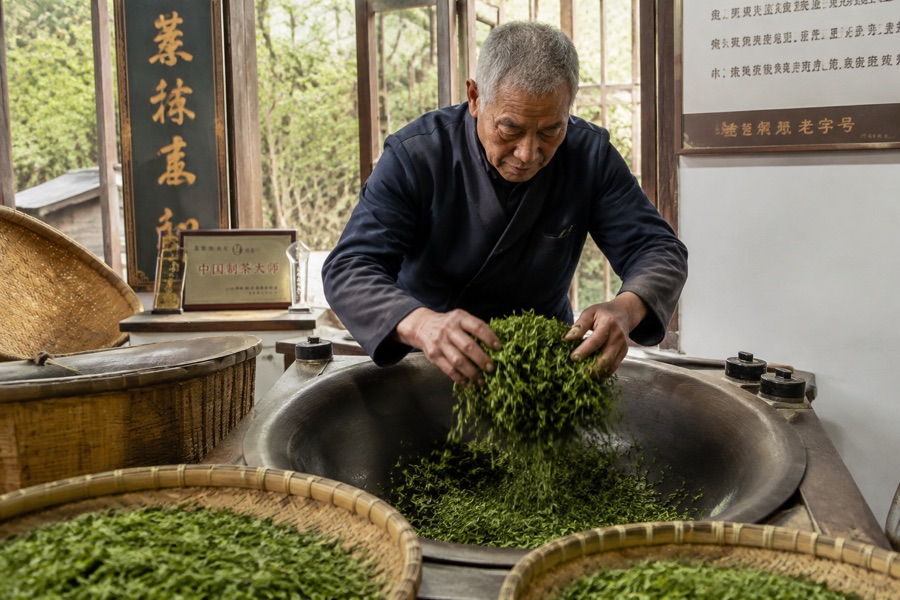 Authentic Longjing (Dragon Well) Spring Harvest Green Tea