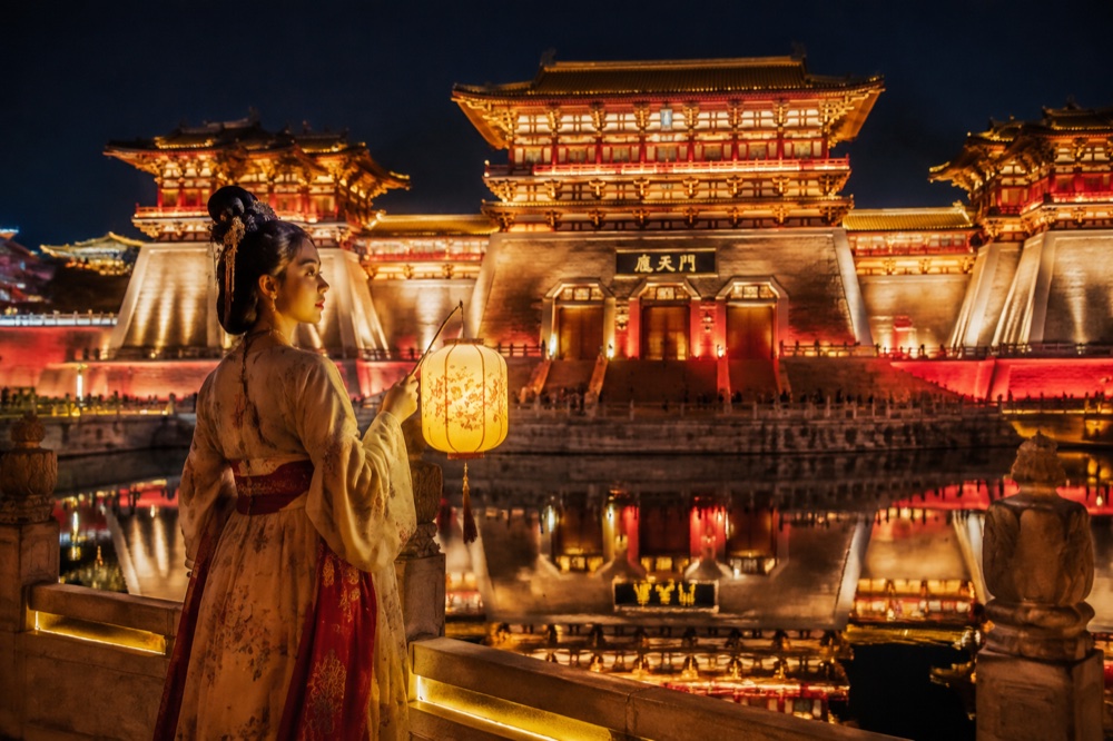 Tang Dynasty Hanfu Makeover & Luoyi Ancient City Night Immersion